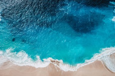 Vahşi plaj, üst görünüm, okyanus dalgaları