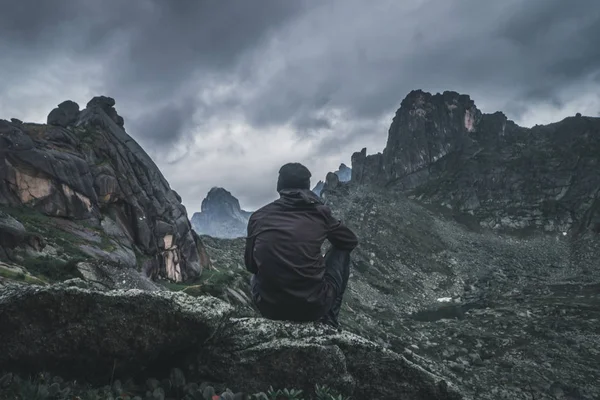 Hombre Sentado Solo Las Montañas Libertad — Foto de Stock
