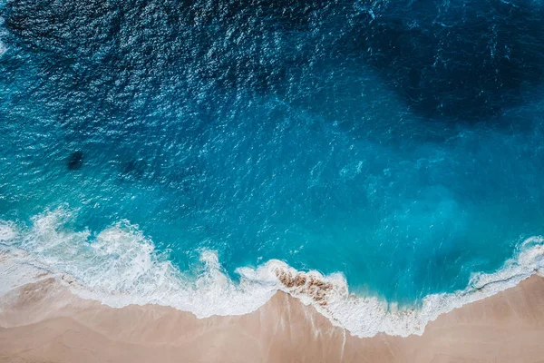 Dzika Plaża Widok Góry Fale Oceanu — Zdjęcie stockowe