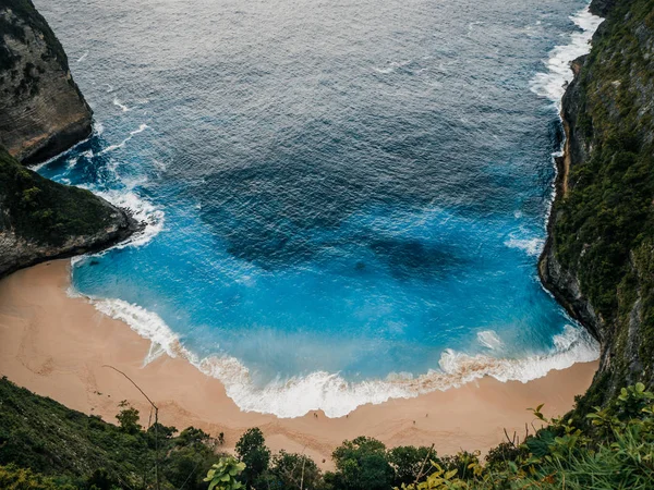 Vista superior de la playa Kelingking, olas del océano — Foto de Stock