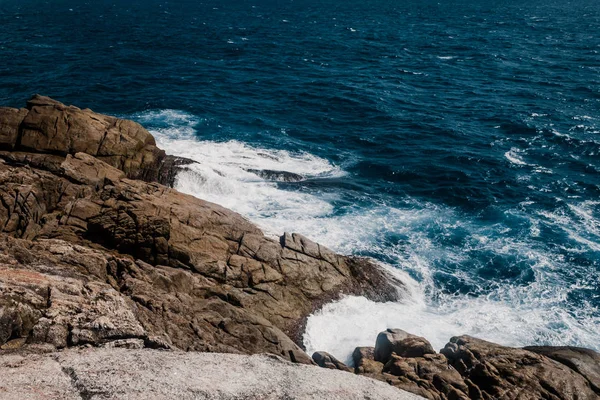 Linha costeira rochosa de mar e ondas — Fotografia de Stock