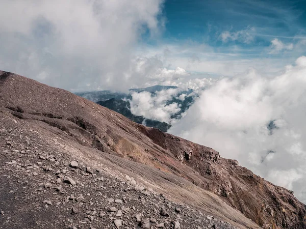 Mountain Semeru Mahameru. On the top. Above the clouds — Stock Photo, Image