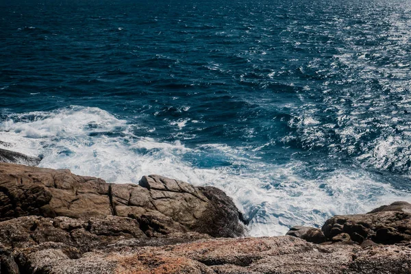 Sziklás partvonal a tenger és a hullámok — Stock Fotó