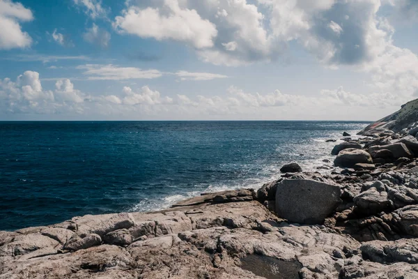 Linha costeira rochosa de mar em dia agradável — Fotografia de Stock