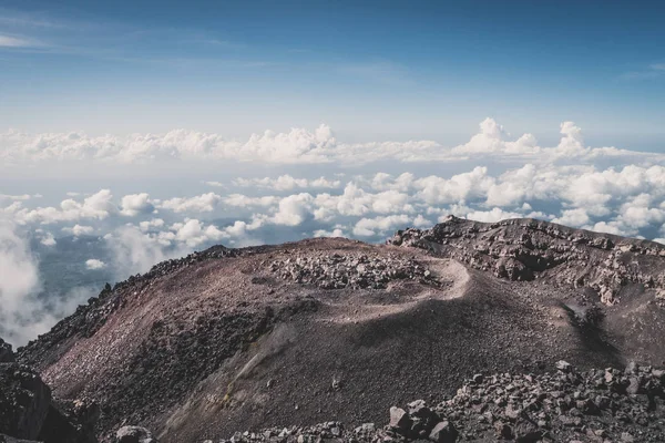 El cráter del volcán Semeru. Vista desde el borde del cráter — Foto de Stock
