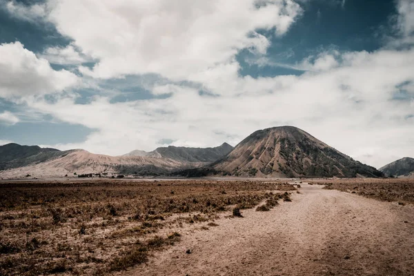 El camino hacia el volcán Bromo y el volcán Batok — Foto de Stock