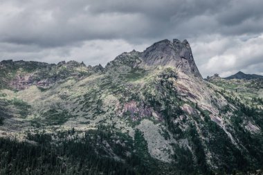 Bulutlu bir günde bir dağ Vadisi görünümü