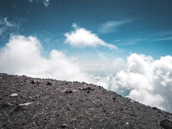 En las montañas en un volcán sobre las nubes — Foto de Stock