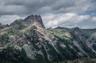 Bulutlu bir günde bir dağ Vadisi görünümü