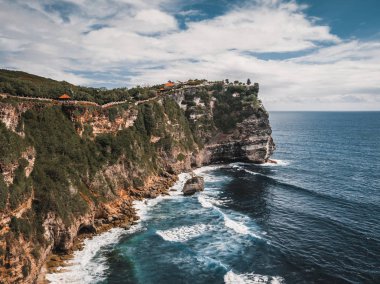 Okyanus ve kayalarla kıyı şeridi