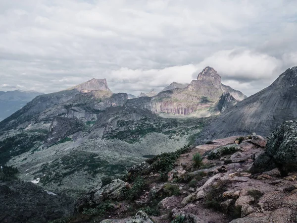 Vista de un valle de montaña en un día nublado — Foto de Stock