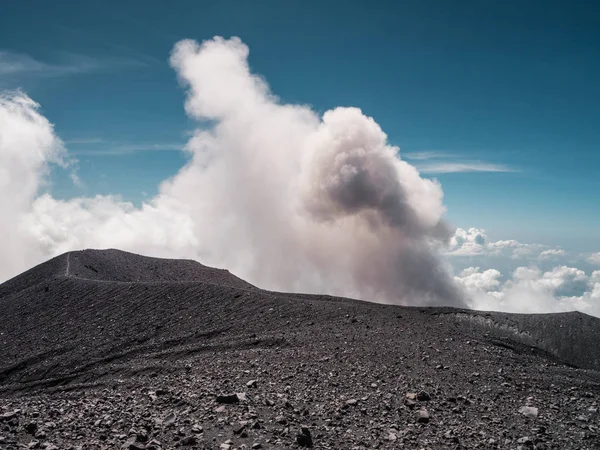 In de bergen op een vulkaan boven de wolken — Stockfoto