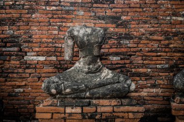 Başsız eski Buda heykeli