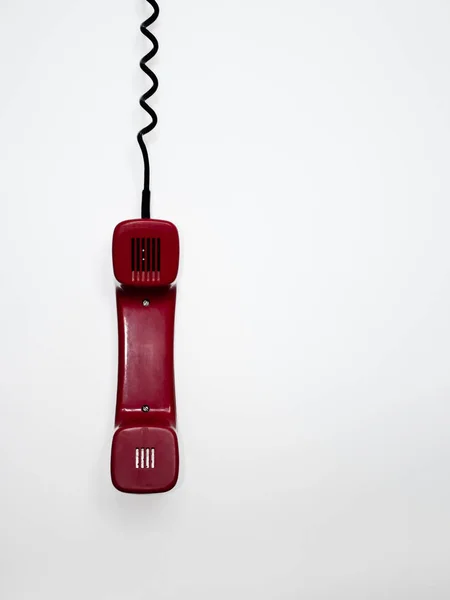 Roter Retro-Hörer auf weißem Hintergrund — Stockfoto