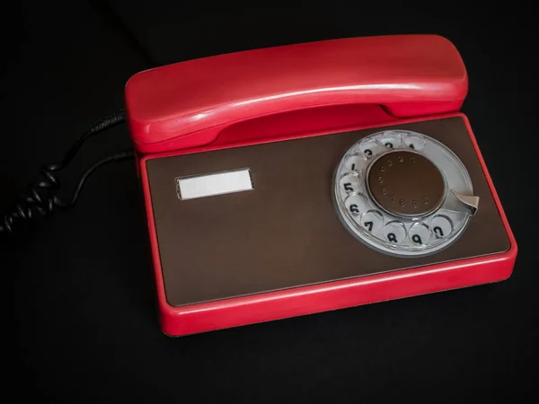 Красный ретро телефон — стоковое фото