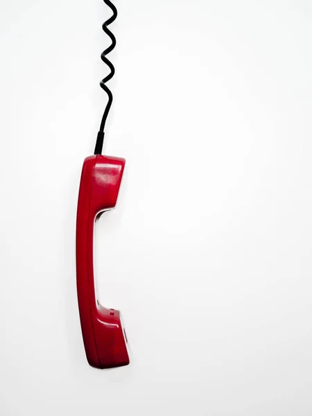 Roter Retro-Hörer auf weißem Hintergrund — Stockfoto