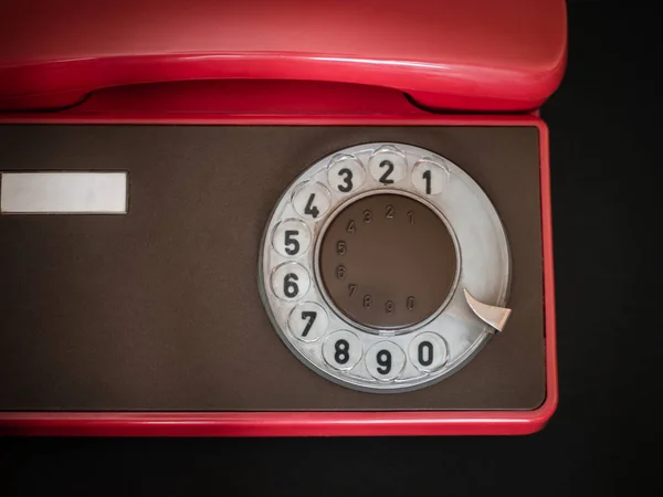 Красный ретро телефон — стоковое фото