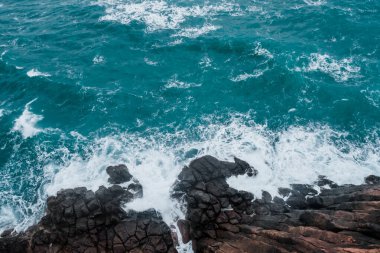 Vahşi kayalık bir yer. Hava görüntüsü. Deniz dalgaları