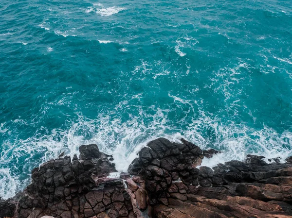 Vista Desde Arriba Costa Rocosa Mar Turquesa Olas Marinas — Foto de Stock