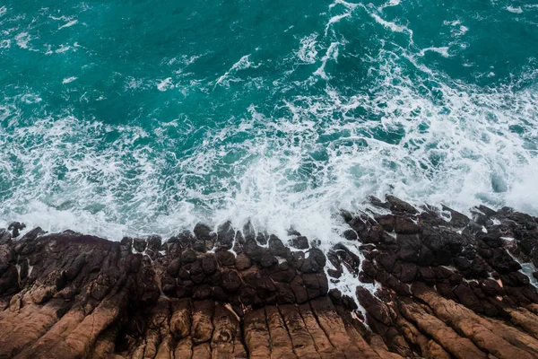 Vista Desde Arriba Costa Rocosa Mar Turquesa Olas Marinas — Foto de Stock