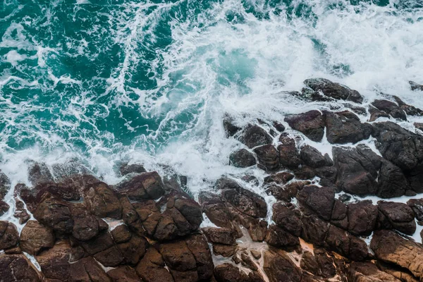俯瞰海浪拍击岩石的景象 岩石海岸和蓝绿色海的背景质感 — 图库照片