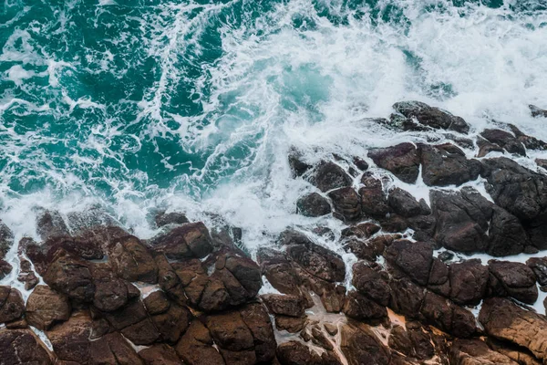 Flygfoto Över Kraschar Vågor Stenar Bakgrund Struktur Stenig Strand Och — Stockfoto