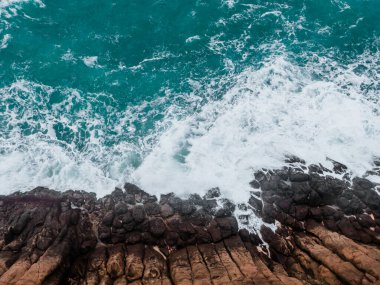 Vahşi kayalık bir yer. Hava görüntüsü. Deniz dalgaları