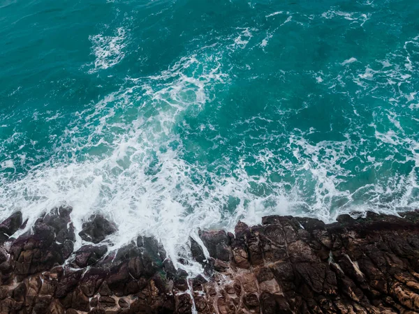 바위에 부딪히는 파도를 공중에서 수있다 바위투성이 해안과 바다와 청록색 바다의 — 스톡 사진