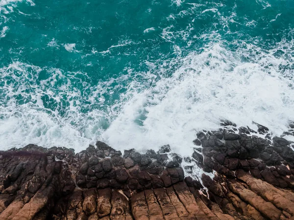 Άγριο Βραχώδες Μέρος Αεροφωτογραφία Θαλάσσια Κύματα — Φωτογραφία Αρχείου