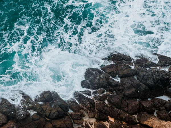 俯瞰海浪拍击岩石的景象 岩石海岸和蓝绿色海的背景质感 — 图库照片