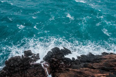 Vahşi kayalık bir yer. Hava görüntüsü. Deniz dalgaları