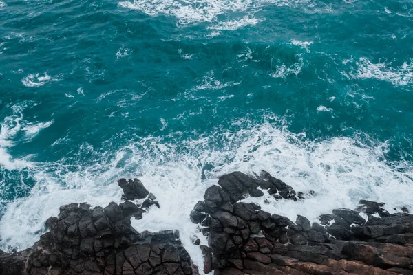 Utsikt Ovanifrån Stenig Kust Turkost Hav Havsvågor — Stockfoto