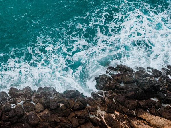 Vahşi Kayalık Bir Yer Hava Görüntüsü Deniz Dalgaları — Stok fotoğraf