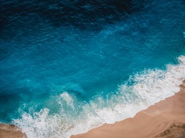 Okyanus manzarası ve yukarıdan kumsal manzarası