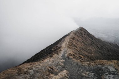 Aktif volkan Bromo, Endonezya, Doğu Java çevresindeki yol. Volkan kraterinin kenarı.