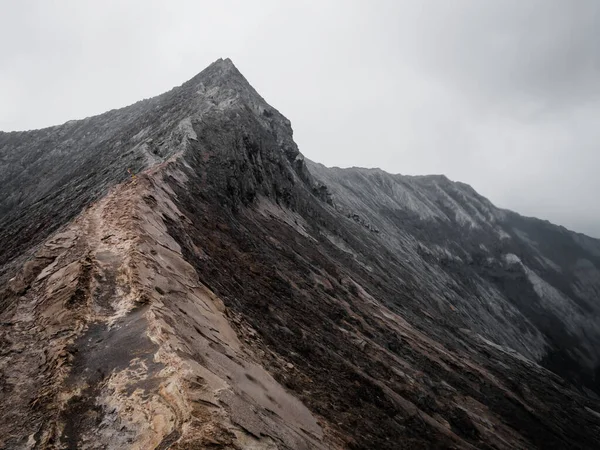 활화산 브로모를 둘러싼 인도네시아 분화구의 가장자리 스톡 이미지