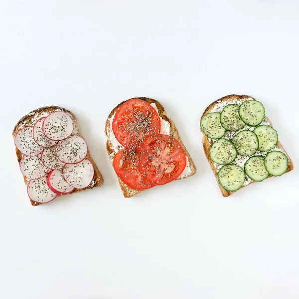 Sanduíches Com Queijo Creme Pepino Fresco Rabanete Tomate Sementes Chia — Fotografia de Stock