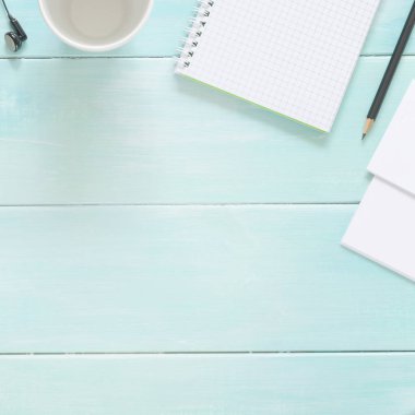 Uzay kalem, kağıt, Kupası, kulaklık, Not defteri ile çalışma. Üstten görünüm düz ek yükü yatıyordu. Alan arka plan kopyalayın. Çerçeve