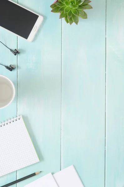 Resepsiyon ile kalem, kağıt, bardak, telefon, kulaklık, defter ve sulu. Üstten Görünüm düz ek yükü yatıyordu. Alan arka plan kopyalayın. Çerçeve