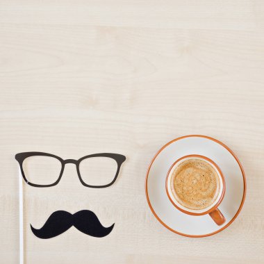 Bıyıkları, gözlük ve ahşap arka plan üzerinde kahve. Mutlu babalar günü arka plan. Yazıt için alan kopyalayın. Tebrik kartı