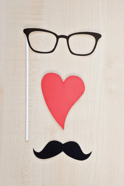 Gözlük, kalp, bıyık ahşap arka plan üzerinde. Mutlu babalar günü arka plan. Mutlu babalar günü arka plan. Yazıt için alan kopyalayın. Tebrik kartı