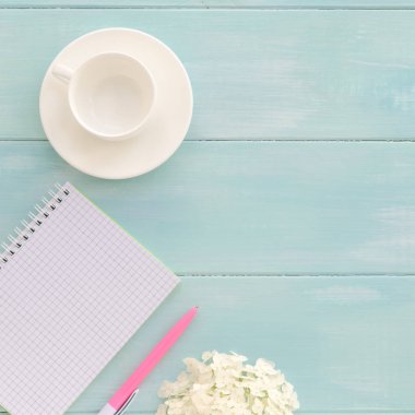 Açık defter ile pembe kalem, kahve fincanı ve ortanca nane ahşap arka plan üzerinde. Alan arka plan, üstten görünüm düz lay ek yükü kopyalama