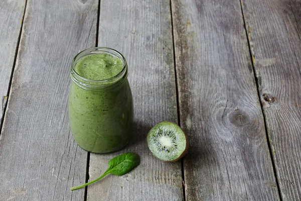 Groene Smoothie Met Kiwi Blad Van Spinazie Houten Achtergrond Dieet — Stockfoto