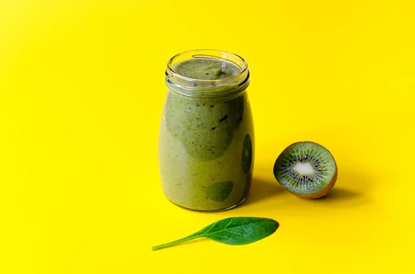 Grüner Smoothie Mit Kiwi Und Blattspinat Auf Gelbem Hintergrund Ernährung — Stockfoto