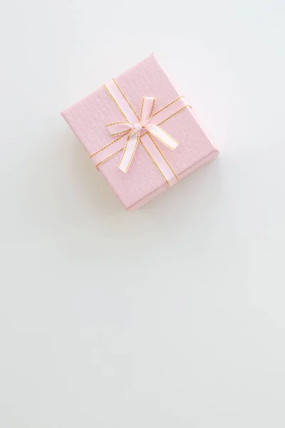 粉红色礼物或礼物盒在桌从上面 柔和的颜色 平躺式 复制空间背景 — 图库照片