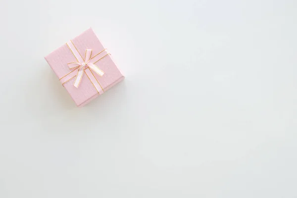 Pembe hediye veya yukarıdaki tabloda mevcut kutusu. Pastel renk. Tebrik kartı. Düz yatıyordu tarzı. Alan arka plan kopyalama