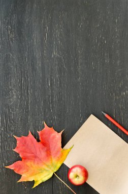 Sonbahar akçaağaç yaprağı, elma, kağıt, metin ve siyah ahşap zemin üzerine kalem. Alan arka plan, üstten görünüm düz lay ek yükü kopyalama