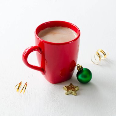 Kırmızı bir fincan kakao süt ve Noel oyuncak Beyaz ahşap zemin üzerinde. Seçici odak. Noel ve yeni yıl kavramı