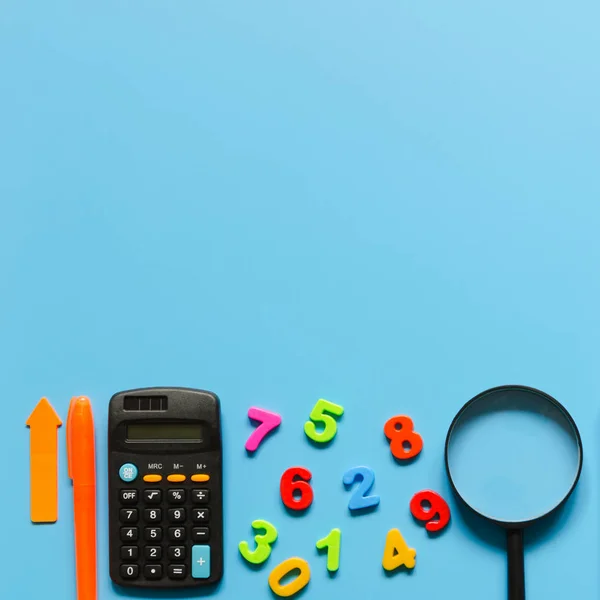 Taschenrechner Stift Lupe Bunte Zahlen Auf Blauem Hintergrund Kopierraum Komposition — Stockfoto
