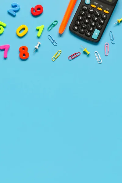 Taschenrechner Stift Bunte Zahlen Auf Blauem Hintergrund Kopierraum Komposition — Stockfoto